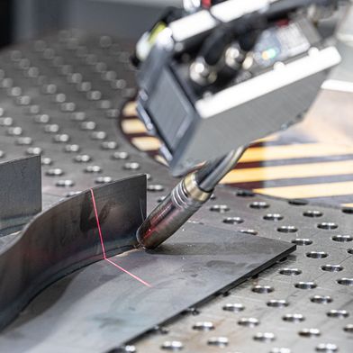 Mithilfe eines Sensor-Add-ons erkennt der Cobot die zu schweißende
Naht automatisch, und das Programm wird automatisch
erstellt. (Bild: Fraunhofer IPA/Rainer Bez)