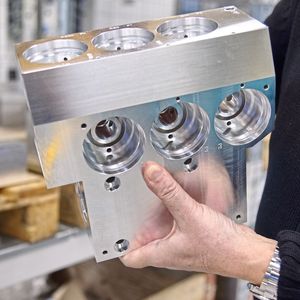 Auf den beiden Fertigungsinseln mit den vier Heller «HF 3500» werden derzeit zirka 300 verschiedene kubische Frästeile mit Kantenlängen zwischen ca. 50 und  400 mm autonom und flexibel gefertigt.(Bild:  Matthias Böhm)