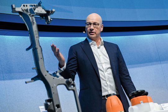 CEO Andreas Müller zeigt bei der GF Bilanzmedienkonferenz 2023 einen Cockpitquerträger. CEO Andreas Müller zeigt bei der GF Bilanzmedienkonferenz 2023 einen Cockpitquerträger.