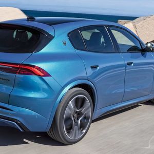 Optisch unterscheidet sich die Folgore-Version nur marginal von seinen Verbrenner-Varianten.(Bild:  Maserati)