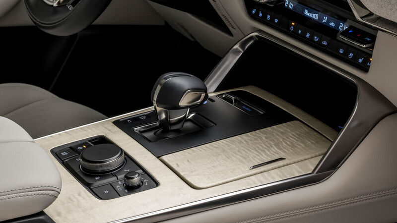 Der CX-60 wird serienmäßig mit einem Achtgang-Automatikgetriebe ausgeliefert. (Mazda)