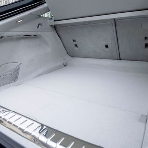 Hinter den Rücksitzen befindet sich ein 610 Liter fassender Gepäckraum, der über eine große Heckklappe zugänglich ist und bei umgelegter Rückbank auf 1770 Liter wächst.(Bild:  ampnet/Autoren-Union Mobilität/Daimler)