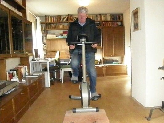 Horst Hochwind bei ersten Tretversuchen auf seinem umgebauten Heimtrainer (Bild: Thomas Kuther)