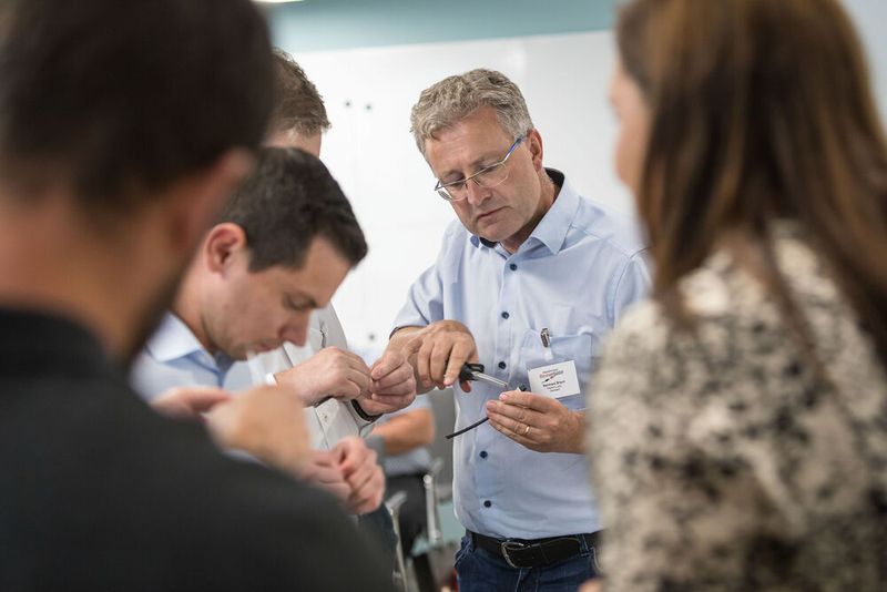 16. Anwenderkongress Steckverbinder. Auf dem Steckverbinderkongress 2022 konnten die Teilnehmer zwischen vier hands-on Workshops wählen – Dichtheitsprüfung, Crimpen, Kabelkonfektionierung und Single Pair Ethernet. (Bild: Elektronikpraxis)