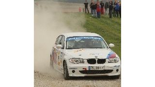 Viel Staub, aber kein Ruß: In der HJS Diesel Rallye Masters fahren die Autos dank Rußfilter sauber.  (Foto: HJS)