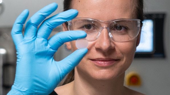 Die Empa-Forscherin Annalena Erlacher will die Mikrostruktur von Keramiken besser verstehen. (Bild:  Empa)