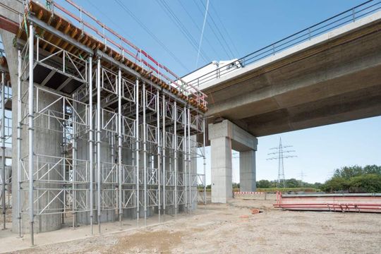(Auf der Brückenbaustelle werden große Mengen der leistungsstarken Gass Stützentürme benötigt. Das bauausführende Team kann von der einfachen und sicheren Montage profitieren. Foto: Hünnebeck)