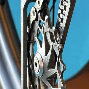 Leichte und hochfeste Komponenten für Gangschaltungen fertigen Spezialisten beim kanadischen Fahrradhersteller Faction Bike Studio gemeinsam mit Experten des Anlagenbauers Trumpf generativ aus Titanlegierungen.(Bild:  Faction Bike Studio)