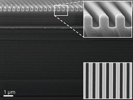 The wavelength of the laser beams can be adjusted by the thickness of the bars in the grating, their spacing and the depth of the grooves. Below the grating you can see the few Bragg mirrors above the active layer (light gray) in which the radiation is generated. Below this there are many layers of Bragg mirrors. (Image taken with an electron microscope).(Image: AG REitzenstein/ TU Berlin)