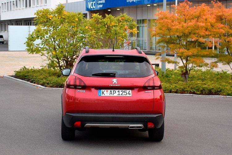 Das wuchtige Heck beherbergt 350 Liter Kofferraum. (Rosenow)