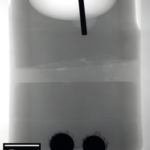 Röntgenradiographie einer Natrium-Zink-Zelle mit Natrium-Anode (oberer Zellteil, heller Bereich um den schwarzen Draht), Diaphragma (heller Streifen in der Zellmitte) und Zink-Kathode (schwarze Kreise am Boden).(Bild:  Martins Sarma, Natalia Shevchenko)