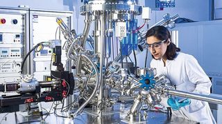 Doktorandin Niyousha Karimi Paridari untersucht die elektrochemischen Eigenschaften unterschiedlicher Materialien, um sie für neue Energiespeichertechnologien nutzbar zu machen. (Laila Tkotz (KIT))