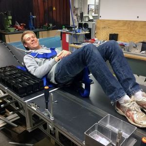 Fast so schnell wie der Schall soll er sein, der Superschnellzug der Zukunft, auch Hyperloop genannt. In der von der Firma SpaceX ausgelobten „Hyperloop Pod Competition“ stellten Teams aus der ganzen Welt ihre Konzepte für den sogenannten Pod vor, die Kabinenkapsel, in der Passagiere durch die Röhre transportiert werden sollen. Die WARR-Studierendengruppe der TUM ist eines der 30 Teams, die ihren Prototyp bauen durften. Im Bild: Thomas Ruck, Student Luft- und Raumfahrt, WARR Hyperloop Team. (Bild:  TUM)