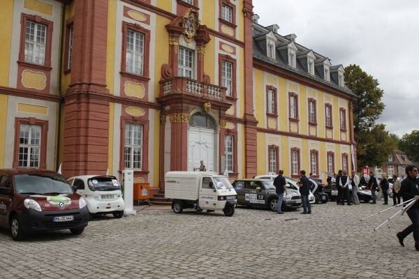Bertha Benz Challenge, 2. Tag: Ankunft der Teilnehmer am Bruchsaaler Schloss (Ulrich Steinlechner)