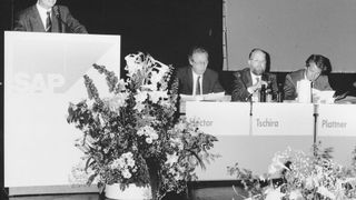 Am 1. April 1972 gründeten Dietmar Hopp, Hasso Plattner, Klaus Tschira, Hans-Werner Hector und Claus Wellenreuther die Firma "Systemanalyse Programmentwicklung" SAP, die heute einer der wertvollsten Konzerne Deutschlands und Europas größter Softwarehersteller ist.  (SAP)