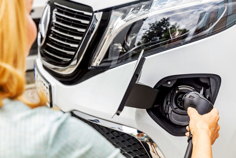 Statt 100 kWh in der Studie verfügt der EQV  über einen Energieinhalt von 90 kWh. (Daimler)