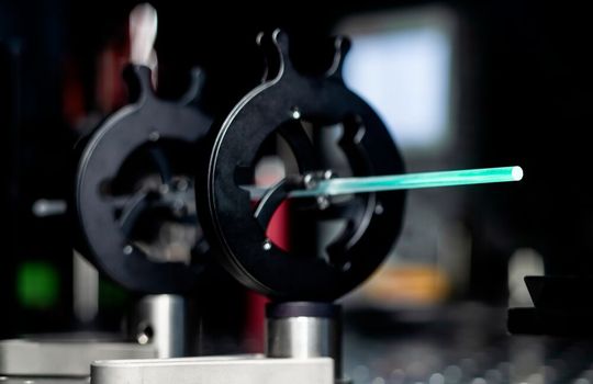 Here, one looks at a quartz glass rod that is doped with Ytterbium and excited by a laser. Now, there is an effect that cools the glass in the process. So far, this has worked by less than one degree Kelvin. Now, researchers have managed to cool the whole thing by 67 Kelvin.(Image: Fraunhofer IOF)