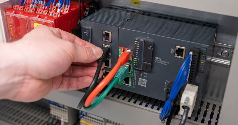 Der lüfterlose Industrie-PC Green Box arbeitet mit einem Intel Dual Core Prozessor, verfügt über eine SSD Festplatte und Softwareprogramme, die bereits vorinstalliert sind. (Schneider Electric)