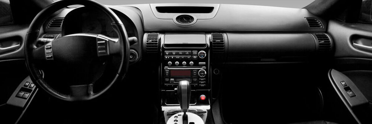 In the automotive industry, numerous plastics are processed into various components. This is done through the injection moulding process. (Source: © Superstar/Shutterstock.com)