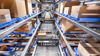 Im neuen Logistikzentrum des Healthcare-Unternehmens IVF Hartmann in der Schweiz sorgen Systeme von Dematic für den problemlosen Warenfluss. Das ganze Geschehen laufe vor allem relativ platzsparend ab. (K. Dobberke / Dematic)