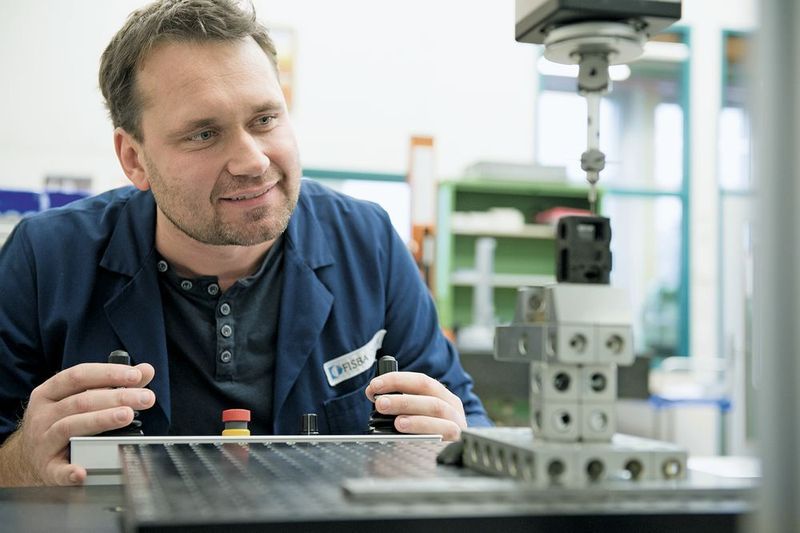 R. Huber demonstriert die Messung eines Gehäuses mit Zeiss Micura. (Zeiss)