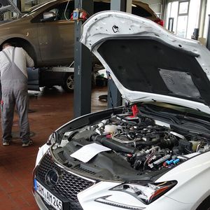 Die Werkstattmitarbeiter gehen jedem Problem genau auf den Grund. Viele von ihnen arbeiten schon lange am Standort und haben zu den Kunden ein persönliches Verhältnis.(Bild:  Schreiner – »kfz-betrieb«)