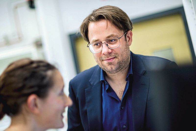 Jonas Rose leitet an der RUB die Arbeitsgruppe Avian Cognitive Neuroscience am Institut für Kognitive Neurowissenschaft. (© Damian Gorczany )