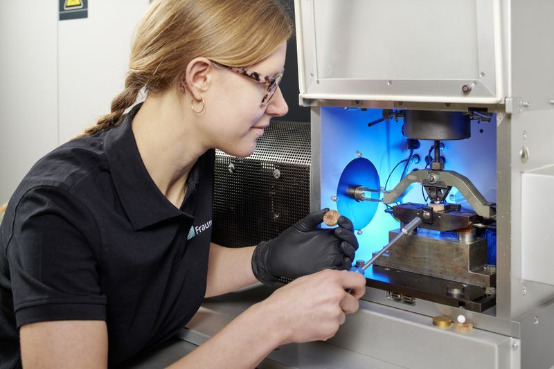 Over a four-year period, scientists and technical staff will work together to explore how tribological systems can be designed to be more resource-efficient in the future. (Source: Jürgen Jeibmann/Fraunhofer IWS)