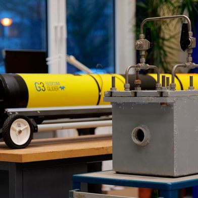 Das ist der Prototyp des Energiesystems, das sogenannten Ozeangleitern (einer ist im Hintergrund zu sehen) die Energieversorgung erleichtern soll. Entwickelt wurde es am Helmholtz-Institut Hereon. Wie es heißt, funktioniert es wie die Kiemen von Fischen. (Bild: Hereon / S. Niemann)