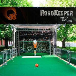 Der Schütze tritt aus rund 9 Metern an, das Tor misst 2,0 x 4,0 Meter.