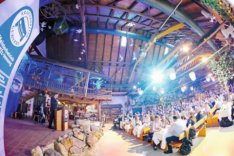 Nicht zuletzt der Bayerische Abend im Rahmen der Mitgliederversammlung der Kfz-Innung Niederbayern sorgte für volle Reihen.  (Bild: Zietz/»kfz-betrieb«)