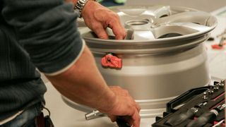 RDKS-Schulungen und eine Hotline gehören zum Angebot des Internet-Reifengroßhändlers Tyresystem. (Bild: Tyresystem)