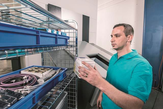 Hohe Kommissionierleistung: bis zu 250 Doppelspiele pro Gerät und Stunde. (Kardex Remstar)