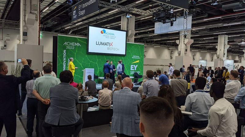 Lumatix Biotech arbeitet daran, die Verfügbarkeit und Erschwinglichkeit von Antikörpern zu erhöhen, indem es eine effektive Isolationsmethode auf Basis einer lichtgesteuerten Affinitätsmatrix entwickelt. Sie soll die klassische Anreicherungsmethode über die Protein-A-Chromatographie ersetzen.  (Bild: Ernhofer/PROCESS)