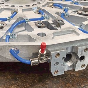 D/E Bei Losgrößen zwischen eins und 50 geht es nicht darum, aus dem Fräswerkzeug die letzten Stunden, Minuten oder Meter an Standzeiten herauszuholen. Viel wichtiger sind universelle Werkzeuge für viele Prozesse und Werkstoffe.  With batch sizes ranging from one unit and 50 units, it is not a question of getting the final hours, minutes or metres of tool life out of the milling tool. What is much more important are universal tools that cater for many processes and materials.(Bild:  Arno)