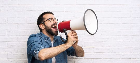 Überzeugen mit Nachdruck: Dürfen Mitarbeiter demonstrativ versuchen auf die Meinung ihrer Kollegen einzuwirken? Überzeugen mit Nachdruck: Dürfen Mitarbeiter demonstrativ versuchen auf die Meinung ihrer Kollegen einzuwirken?