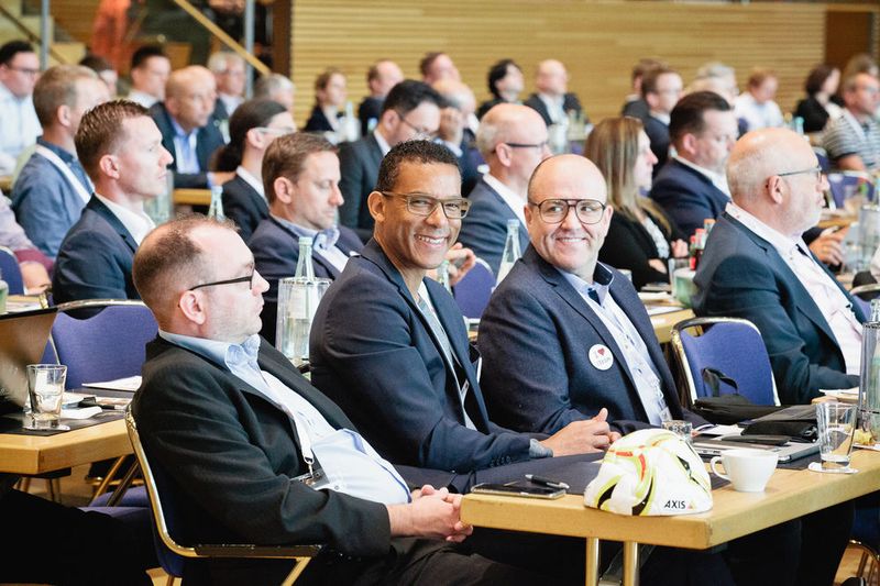 Mittendrin und dabei: Martin Wienen (Wienen IT Business Solutions), DanLahiri Agboli (Office Company), Cyrill Hitroff (Opera Plun)  (Synaxon)