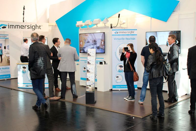 Das Ulmer Startup ImmerSight (www.immersight.com) hat eine Raumbrille zum Präsentieren und Verkaufen von Räumen entwickelt. Das 2012 gegründete Unternehmen begann zunächst seinen Kunden zu visualisieren, wie ein Badezimmer nach Fertigstellung aussehen könnte, noch bevor die Arbeit überhaupt begonnen hat. Der Benutzer sieht die virtuelle Welt durch eine Videobrille in Stereosicht, die einen Teil der Welt in Echtzeit zeigt. Seit 2015 hat das Unternehmen zudem den Fokus auf die Entwicklung der 3D-Showroom-Software gelegt – eine Software für Virtuelle Ausstellung. Sie soll den Betrieb eines virtuellen Showrooms ermöglichen.  (Bild: ImmerSight)