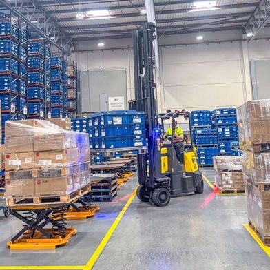 Gerade bei beengten Platzverhältnissen wie bei ITW España können die knickgelenkten Aisle-Master-Spezialstapler von Combilift ihre Eignung unter Beweis stellen. (Bild: Combilift)
