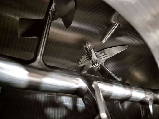 Die Chargen-Pflugschar-Mischer von Lödige ermöglichen auch eine hochpräzise Dosierung der Flüssigkeitszugabe.(Bild:  Gebr. Lödige Maschinenbau)