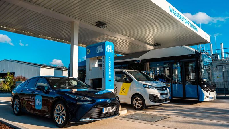 Aktuell gibt es in Deutschland lediglich von Toyota und Hyundai jeweils ein Pkw-Modell, das Wasserstoff tankt.(Bild:  H2 Mobility via aum)