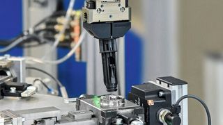 Hier beginnt die Reise auf dem Rundschalttisch: Der Motoman MH5LS beim Einlegen einer Führungshülse an Station eins. (Ralf Högel)