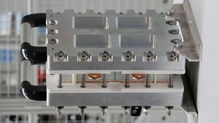 Hier blickt man auf einen neuartigen Stack für Elektrolyseure, entwickelt von der Referenzfabrik.H2. Die Innovation wird im Rahmen des Messedoppels Z und Intec bald in Leipzig präsentiert, wo vom 11. bis 15 März die Welt der Produktion auf die der Zulieferer treffen wird. (Bild: Referenzfabrik.H2)