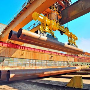 Typischen Maschinen mit Vertikalachsen: Risikobehaftete Vertikalachsen sind bei vielen Maschinen zu finden