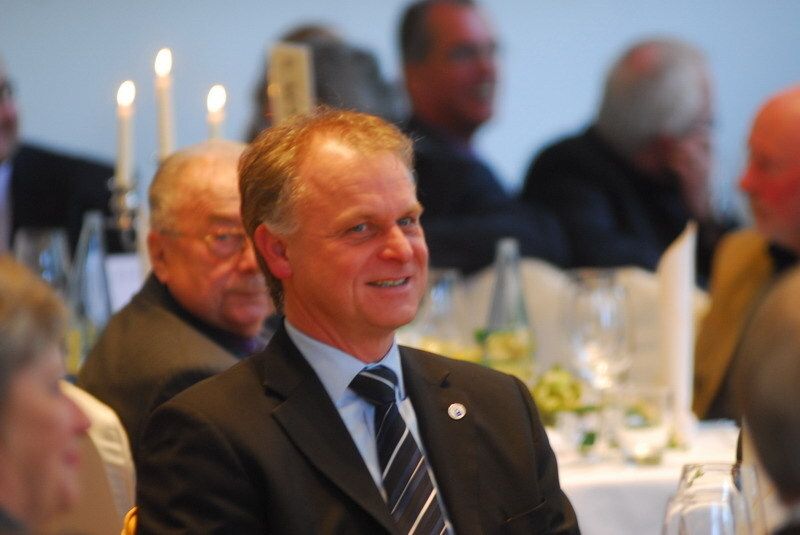 LV-SH-Präsident Rolf-Dieter Fröhling inmitten der geladenen 180 Gäste im Hotel Kieler Yacht Club. (Archiv: Vogel Business Media)