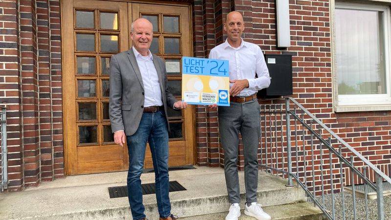 Licht-Test-Start auch in Schaumburg: Obermeister Torsten Richter (r.) mit dem Innungsjuristen Andre Hartung.  (Bild: Innung Schaumburg)