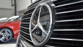 Sind aus Sicht des Herstellers im neuen Agenturmodell künftig gleichwertige Vertriebskanäle: der stationäre Handel vor Ort und der digitale Vertrieb durch die Marke selbst. (Bild: Achter/»kfz-betrieb«)