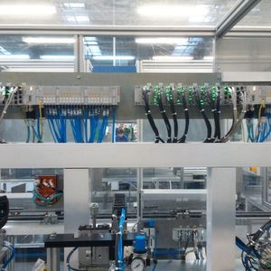 Durch unabhängige Signalpfade können Maschinenhersteller gezielt in einzelnen AV-Ventilen die Leistung für den Aktor abschalten und dennoch die Logik über das Feldbus-Protokoll weiter ansprechen.