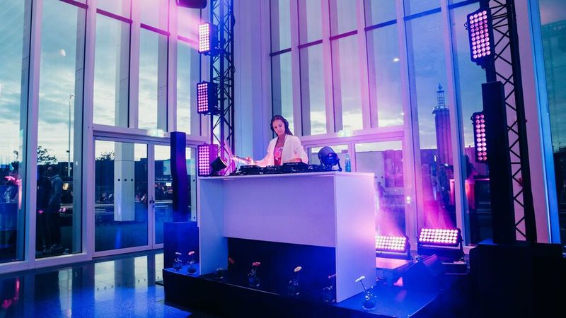 Auch eine Djane stand später an den Turntables. (Bild: Shopware)