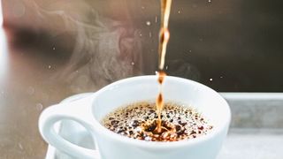 Die tägliche Dosis Koffein gehört für viele dazu. Offenbar verändert der regelmäßige Koffeinkonsum aber Hirnstrukturen (Symbolbild). (gemeinfrei, Devin Avery)